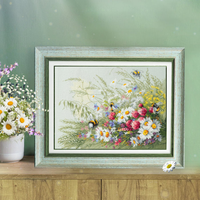 Daisies and Clover 510-225 Counted Cross-Stitch Kit