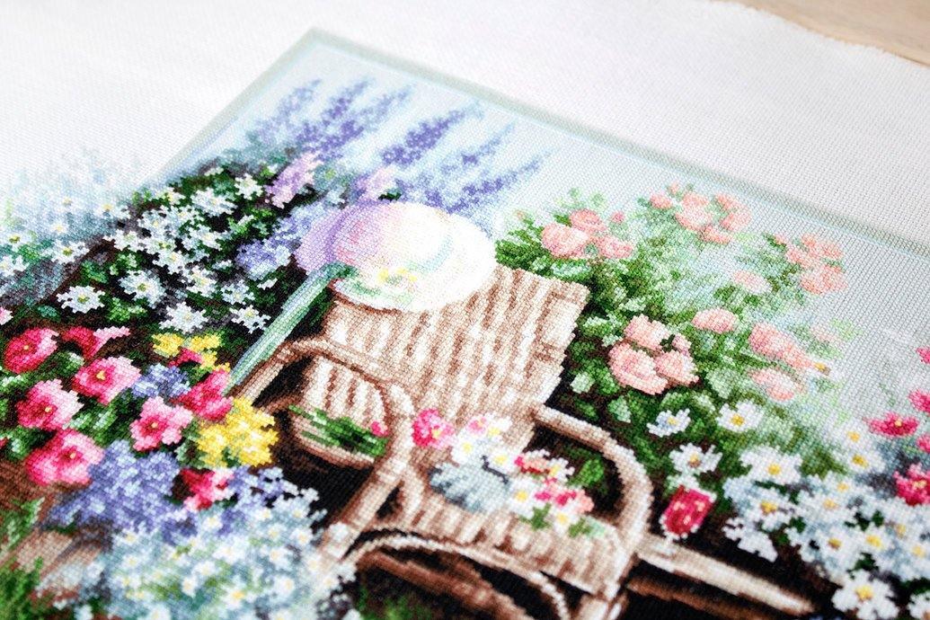 Blooming garden B2344L Counted Cross-Stitch Kit - Wizardi